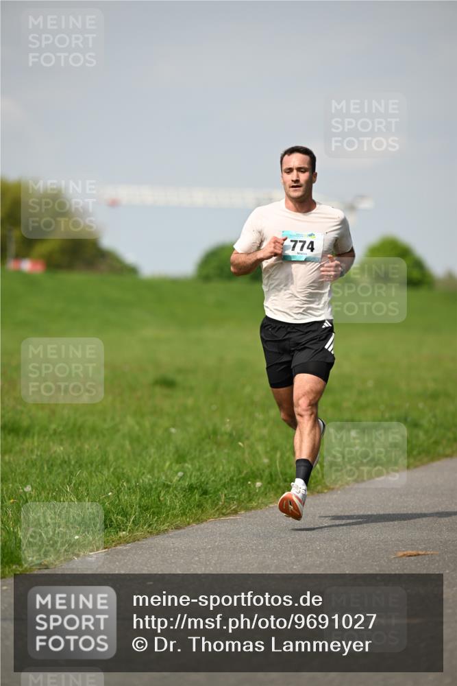 10.05.2026 - 8. Wedeler Halbmarathon Dr. Thomas Lammeyer http://msf.ph/oto/9691027 10.05.2026 11:11:20 Laufen 774 meine-sportfotos.de