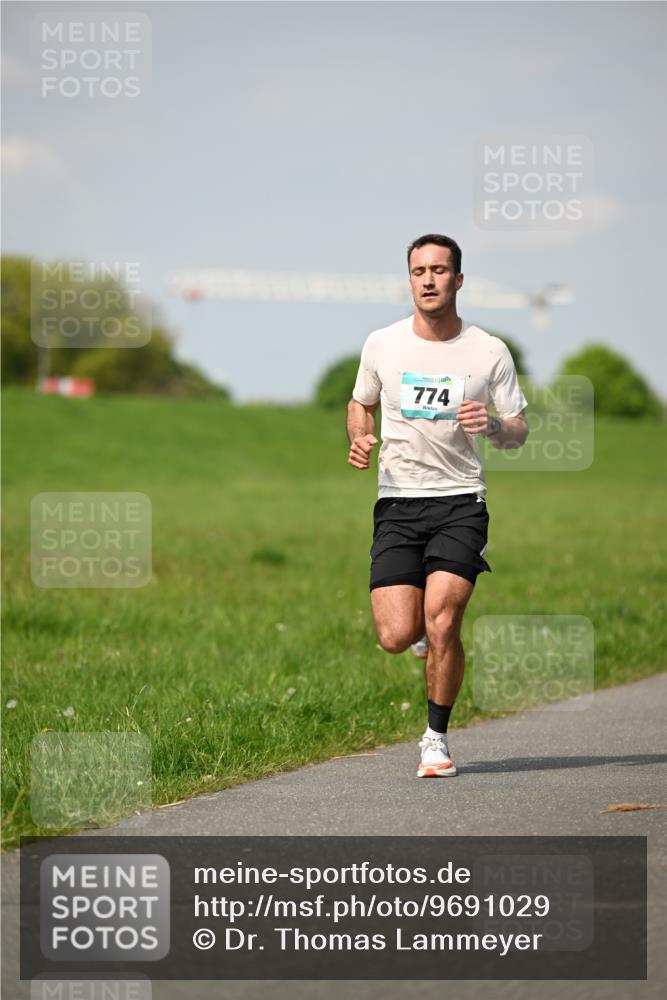 10.05.2026 - 8. Wedeler Halbmarathon Dr. Thomas Lammeyer http://msf.ph/oto/9691029 10.05.2026 11:11:20 Laufen 774 meine-sportfotos.de