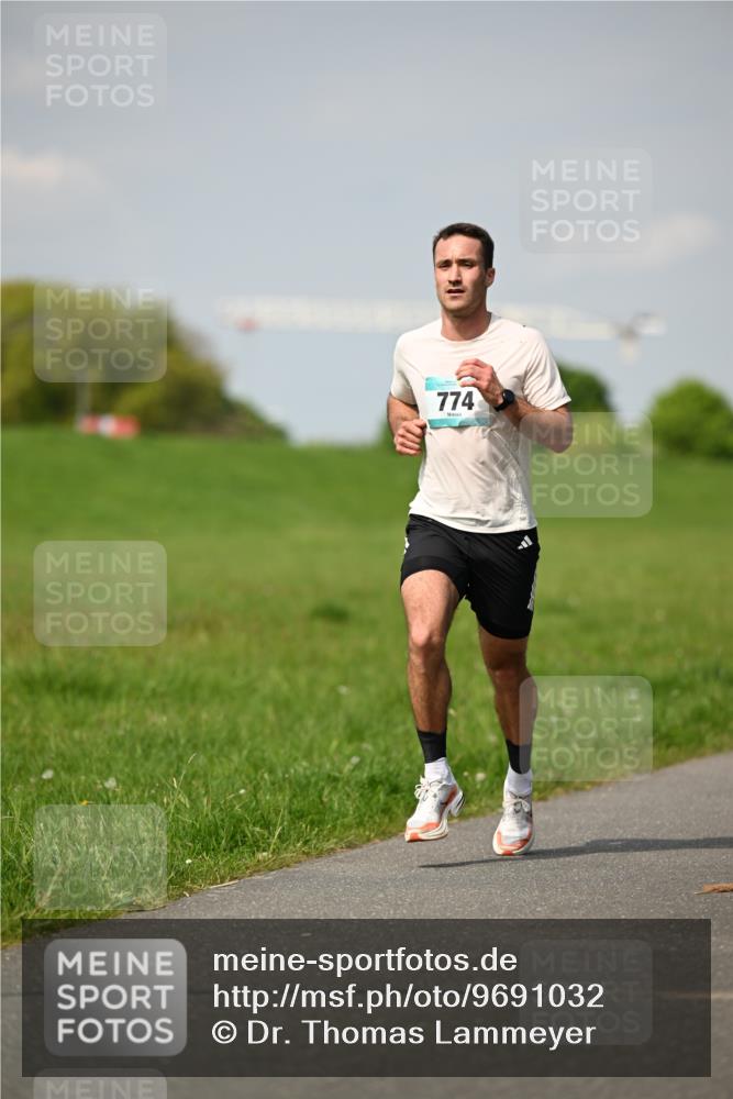 10.05.2026 - 8. Wedeler Halbmarathon Dr. Thomas Lammeyer http://msf.ph/oto/9691032 10.05.2026 11:11:21 Laufen 774 meine-sportfotos.de