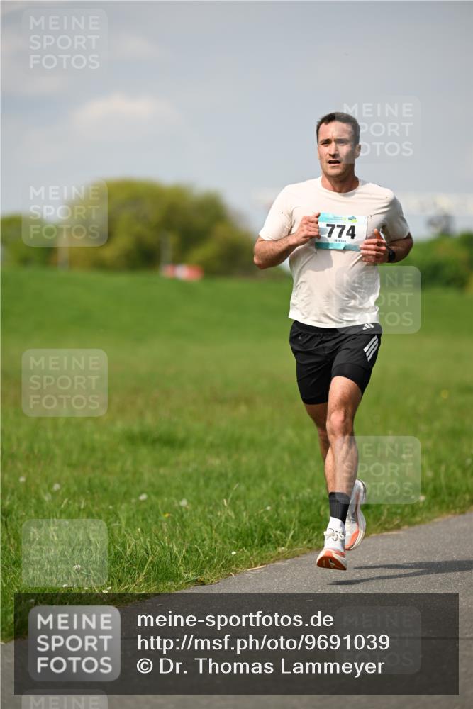 10.05.2026 - 8. Wedeler Halbmarathon Dr. Thomas Lammeyer http://msf.ph/oto/9691039 10.05.2026 11:11:21 Laufen 774 meine-sportfotos.de