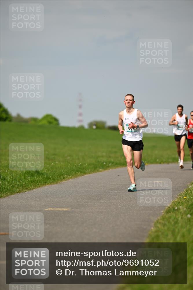 10.05.2026 - 8. Wedeler Halbmarathon Dr. Thomas Lammeyer http://msf.ph/oto/9691052 10.05.2026 11:11:47 Laufen  meine-sportfotos.de