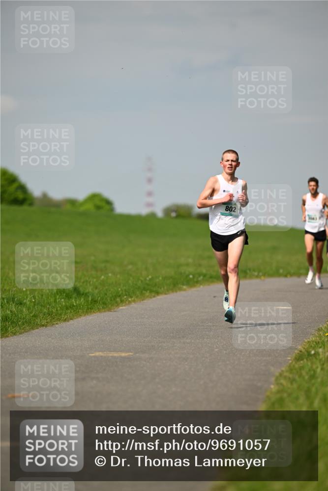 10.05.2026 - 8. Wedeler Halbmarathon Dr. Thomas Lammeyer http://msf.ph/oto/9691057 10.05.2026 11:11:47 Laufen 802 meine-sportfotos.de