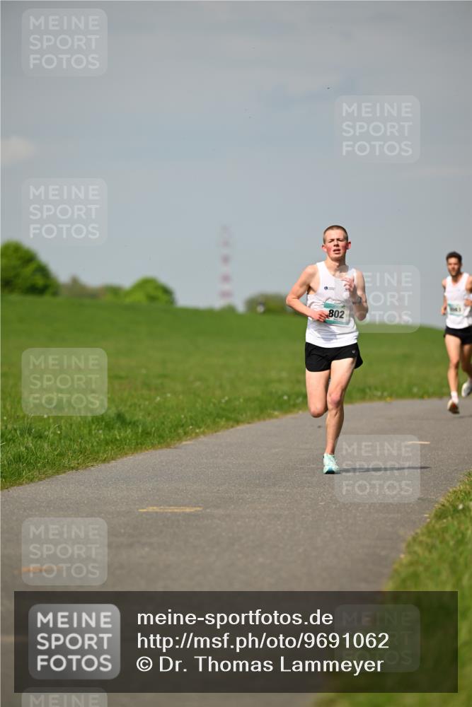 10.05.2026 - 8. Wedeler Halbmarathon Dr. Thomas Lammeyer http://msf.ph/oto/9691062 10.05.2026 11:11:47 Laufen 802 meine-sportfotos.de