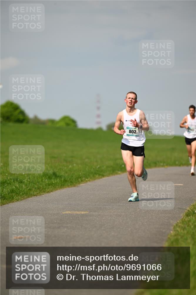 10.05.2026 - 8. Wedeler Halbmarathon Dr. Thomas Lammeyer http://msf.ph/oto/9691066 10.05.2026 11:11:48 Laufen 802 meine-sportfotos.de