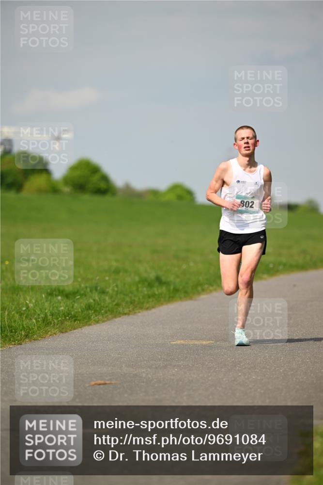 10.05.2026 - 8. Wedeler Halbmarathon Dr. Thomas Lammeyer http://msf.ph/oto/9691084 10.05.2026 11:11:49 Laufen 802 meine-sportfotos.de