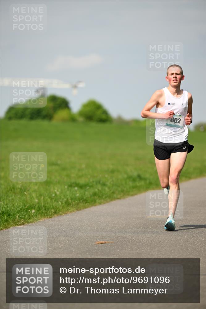 10.05.2026 - 8. Wedeler Halbmarathon Dr. Thomas Lammeyer http://msf.ph/oto/9691096 10.05.2026 11:11:49 Laufen 802 meine-sportfotos.de
