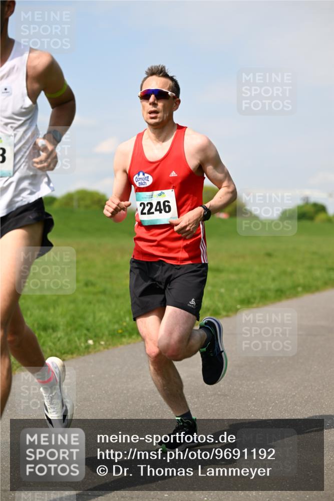10.05.2026 - 8. Wedeler Halbmarathon Dr. Thomas Lammeyer http://msf.ph/oto/9691192 10.05.2026 11:11:57 Laufen 2246 meine-sportfotos.de