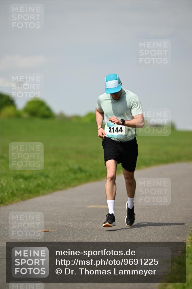 10.05.2026 - 8. Wedeler Halbmarathon Dr. Thomas Lammeyer http://msf.ph/oto/9691225 10.05.2026 11:12:05 Laufen 2144 meine-sportfotos.de