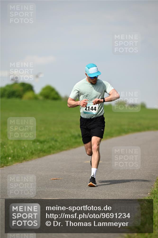 10.05.2026 - 8. Wedeler Halbmarathon Dr. Thomas Lammeyer http://msf.ph/oto/9691234 10.05.2026 11:12:05 Laufen 2144 meine-sportfotos.de