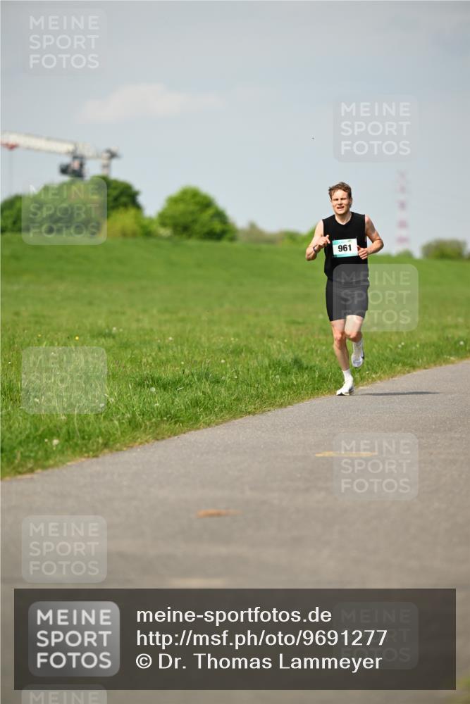 10.05.2026 - 8. Wedeler Halbmarathon Dr. Thomas Lammeyer http://msf.ph/oto/9691277 10.05.2026 11:12:37 Laufen 961 meine-sportfotos.de