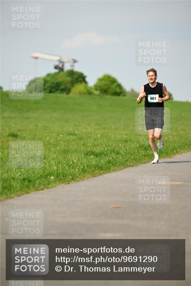 10.05.2026 - 8. Wedeler Halbmarathon Dr. Thomas Lammeyer http://msf.ph/oto/9691290 10.05.2026 11:12:37 Laufen 961 meine-sportfotos.de