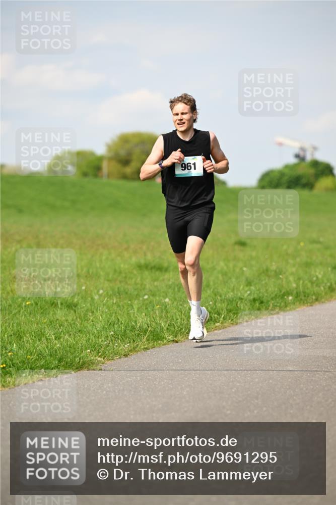 10.05.2026 - 8. Wedeler Halbmarathon Dr. Thomas Lammeyer http://msf.ph/oto/9691295 10.05.2026 11:12:41 Laufen 961 meine-sportfotos.de