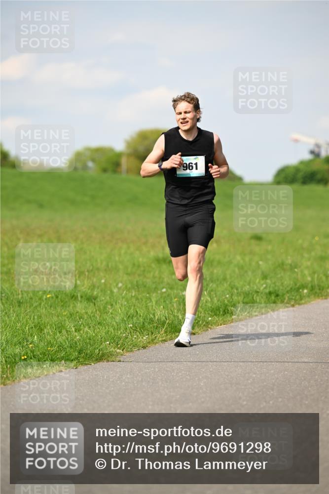 10.05.2026 - 8. Wedeler Halbmarathon Dr. Thomas Lammeyer http://msf.ph/oto/9691298 10.05.2026 11:12:41 Laufen 961 meine-sportfotos.de