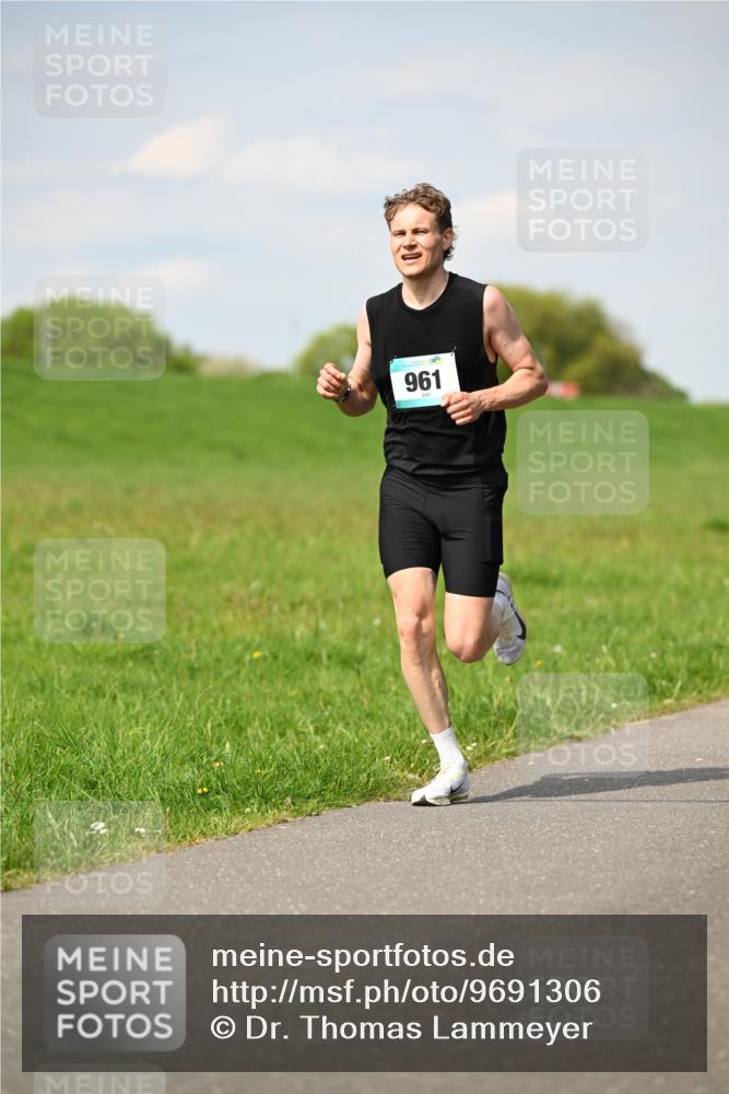 10.05.2026 - 8. Wedeler Halbmarathon Dr. Thomas Lammeyer http://msf.ph/oto/9691306 10.05.2026 11:12:41 Laufen 961 meine-sportfotos.de