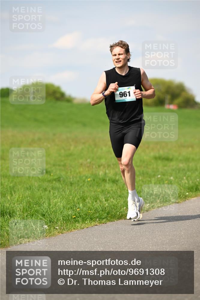 10.05.2026 - 8. Wedeler Halbmarathon Dr. Thomas Lammeyer http://msf.ph/oto/9691308 10.05.2026 11:12:42 Laufen 961 meine-sportfotos.de
