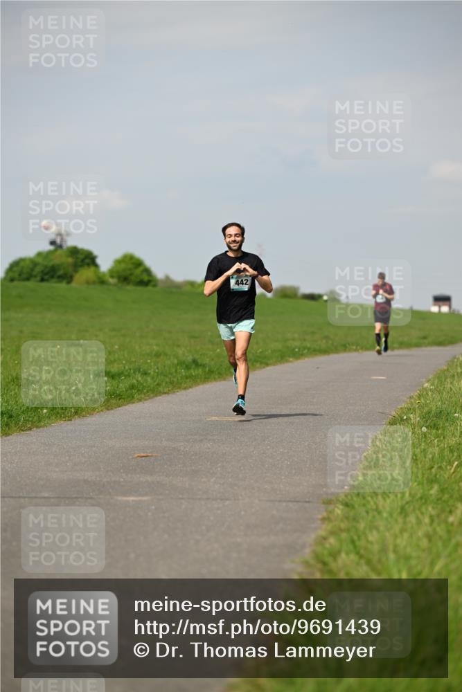 10.05.2026 - 8. Wedeler Halbmarathon Dr. Thomas Lammeyer http://msf.ph/oto/9691439 10.05.2026 11:13:15 Laufen 442 meine-sportfotos.de