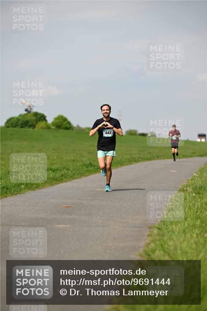 10.05.2026 - 8. Wedeler Halbmarathon Dr. Thomas Lammeyer http://msf.ph/oto/9691444 10.05.2026 11:13:15 Laufen 442 meine-sportfotos.de