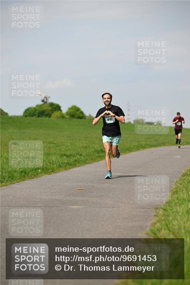 10.05.2026 - 8. Wedeler Halbmarathon Dr. Thomas Lammeyer http://msf.ph/oto/9691453 10.05.2026 11:13:15 Laufen 442 meine-sportfotos.de