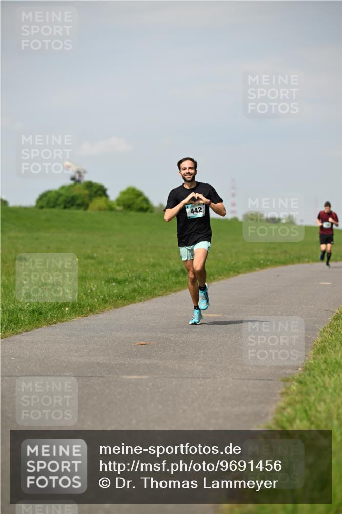 10.05.2026 - 8. Wedeler Halbmarathon Dr. Thomas Lammeyer http://msf.ph/oto/9691456 10.05.2026 11:13:15 Laufen 442 meine-sportfotos.de