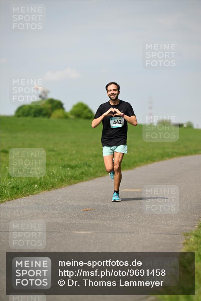 10.05.2026 - 8. Wedeler Halbmarathon Dr. Thomas Lammeyer http://msf.ph/oto/9691458 10.05.2026 11:13:15 Laufen  meine-sportfotos.de
