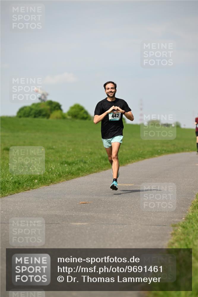 10.05.2026 - 8. Wedeler Halbmarathon Dr. Thomas Lammeyer http://msf.ph/oto/9691461 10.05.2026 11:13:15 Laufen 442 meine-sportfotos.de