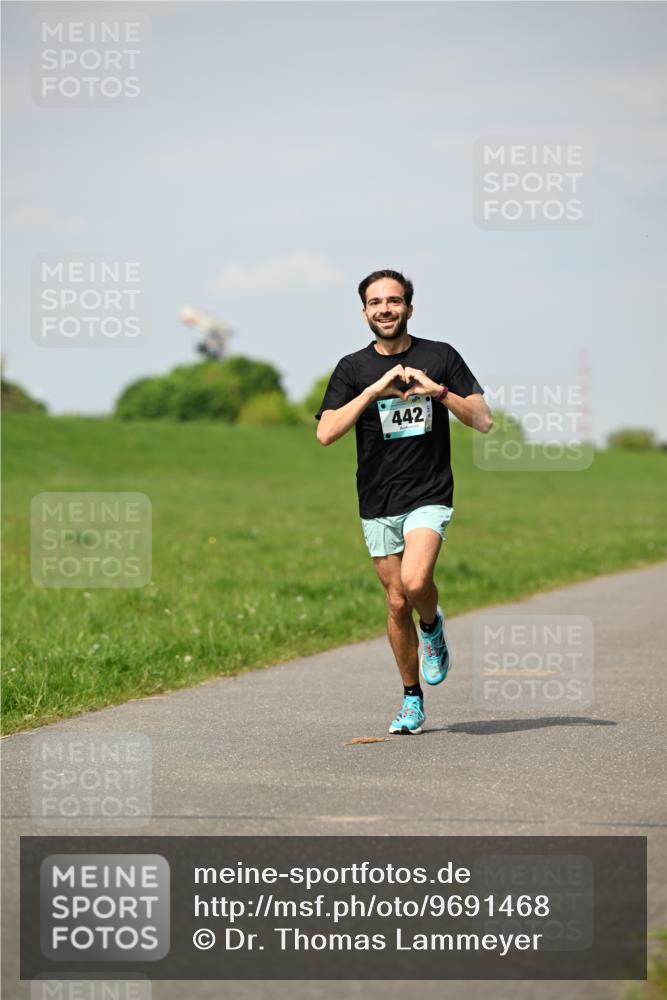 10.05.2026 - 8. Wedeler Halbmarathon Dr. Thomas Lammeyer http://msf.ph/oto/9691468 10.05.2026 11:13:16 Laufen 442 meine-sportfotos.de