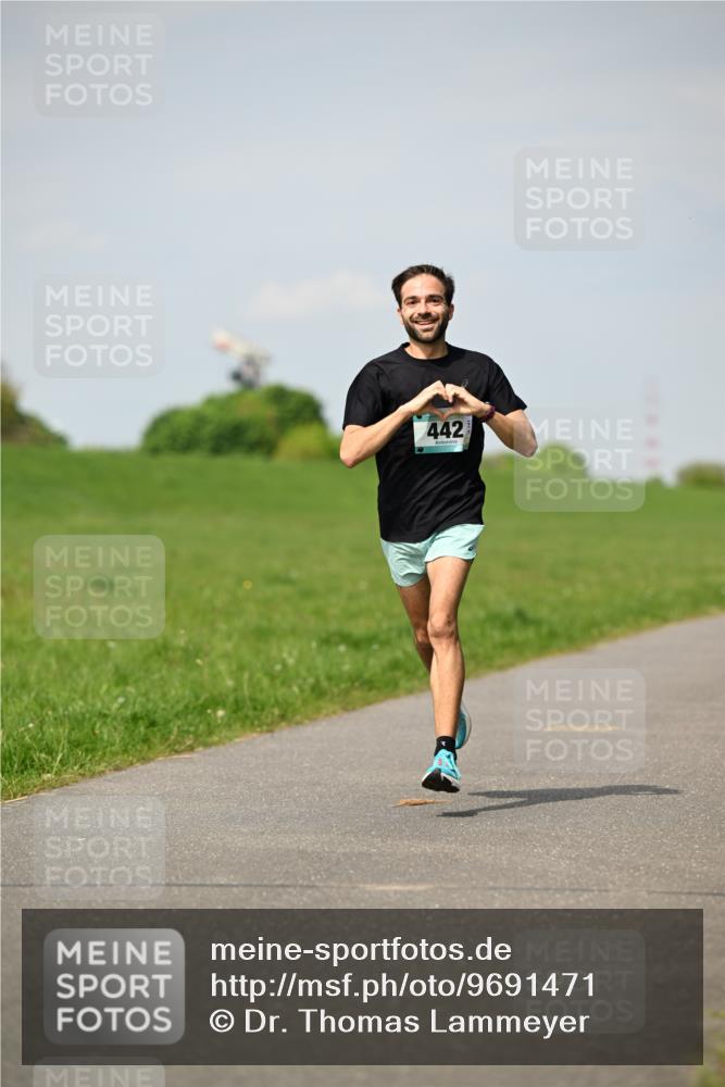 10.05.2026 - 8. Wedeler Halbmarathon Dr. Thomas Lammeyer http://msf.ph/oto/9691471 10.05.2026 11:13:16 Laufen 442 meine-sportfotos.de