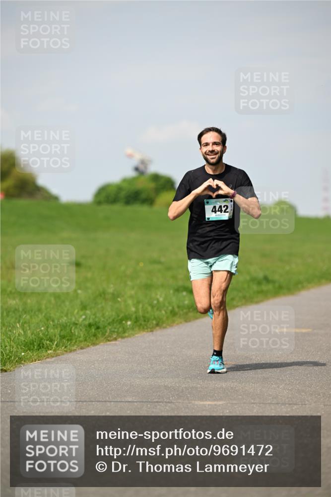 10.05.2026 - 8. Wedeler Halbmarathon Dr. Thomas Lammeyer http://msf.ph/oto/9691472 10.05.2026 11:13:16 Laufen 442 meine-sportfotos.de