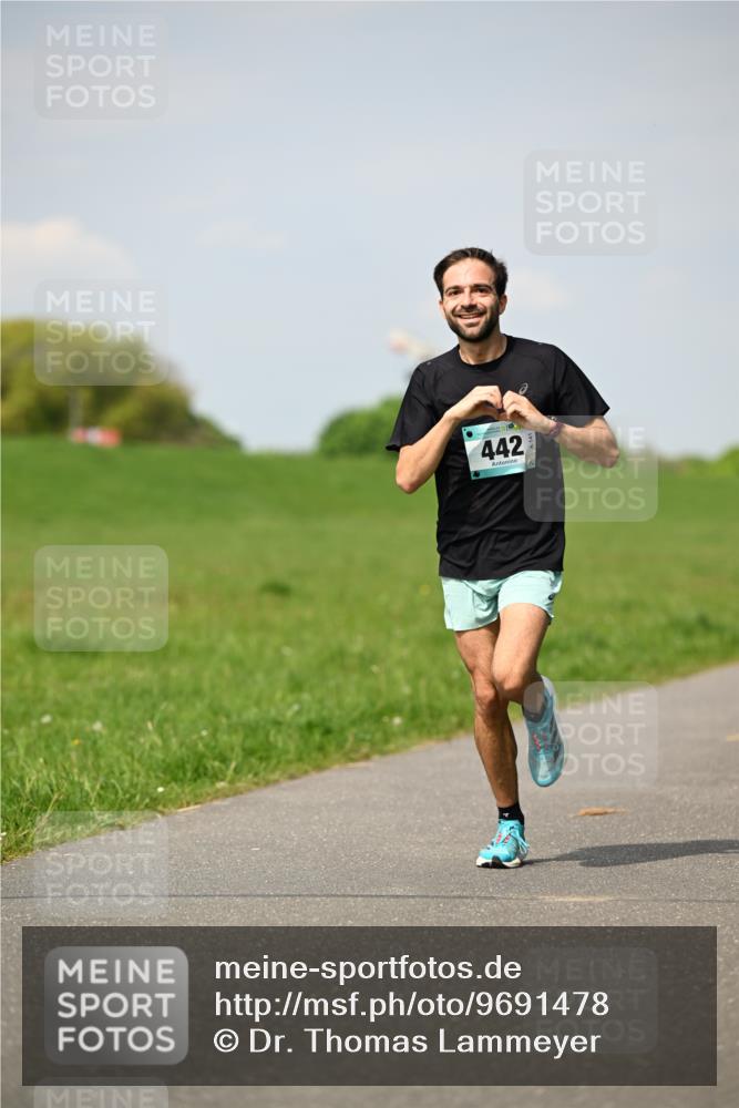 10.05.2026 - 8. Wedeler Halbmarathon Dr. Thomas Lammeyer http://msf.ph/oto/9691478 10.05.2026 11:13:16 Laufen 442 meine-sportfotos.de