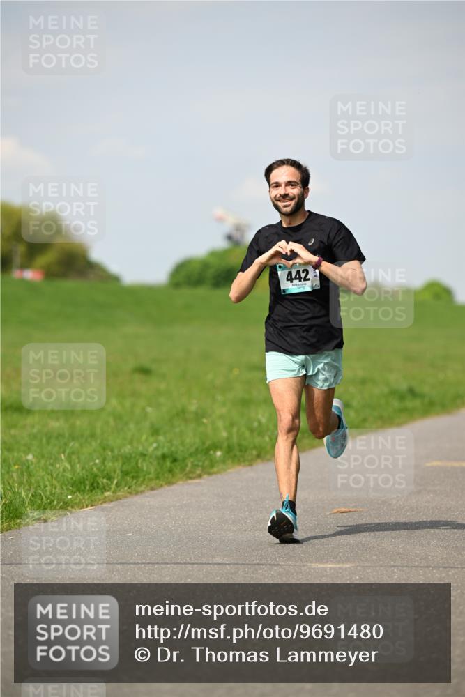10.05.2026 - 8. Wedeler Halbmarathon Dr. Thomas Lammeyer http://msf.ph/oto/9691480 10.05.2026 11:13:16 Laufen 442 meine-sportfotos.de
