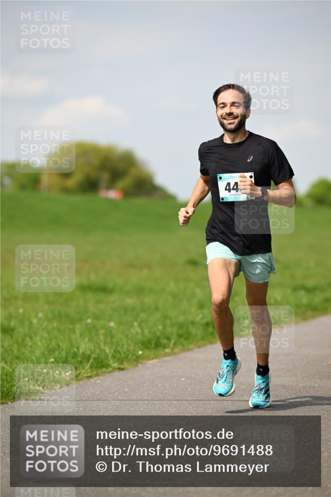 10.05.2026 - 8. Wedeler Halbmarathon Dr. Thomas Lammeyer http://msf.ph/oto/9691488 10.05.2026 11:13:17 Laufen  meine-sportfotos.de