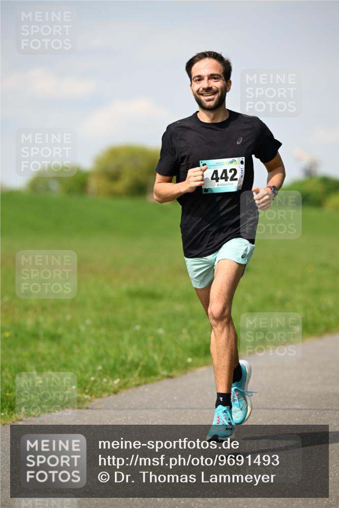 10.05.2026 - 8. Wedeler Halbmarathon Dr. Thomas Lammeyer http://msf.ph/oto/9691493 10.05.2026 11:13:17 Laufen 442 meine-sportfotos.de