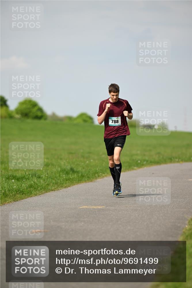10.05.2026 - 8. Wedeler Halbmarathon Dr. Thomas Lammeyer http://msf.ph/oto/9691499 10.05.2026 11:13:21 Laufen 788 meine-sportfotos.de