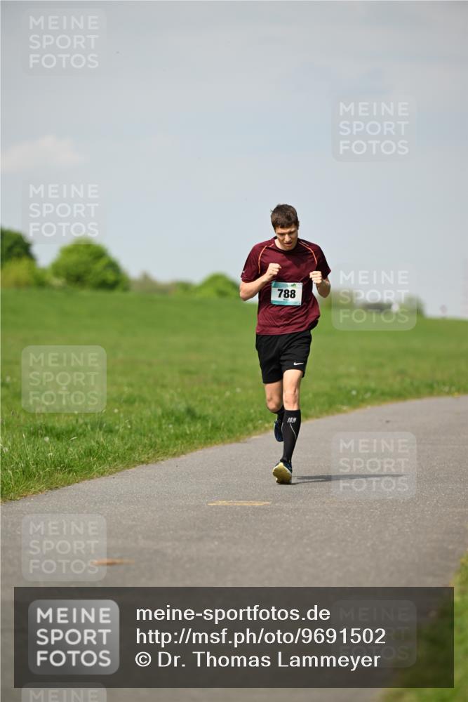 10.05.2026 - 8. Wedeler Halbmarathon Dr. Thomas Lammeyer http://msf.ph/oto/9691502 10.05.2026 11:13:22 Laufen 788 meine-sportfotos.de