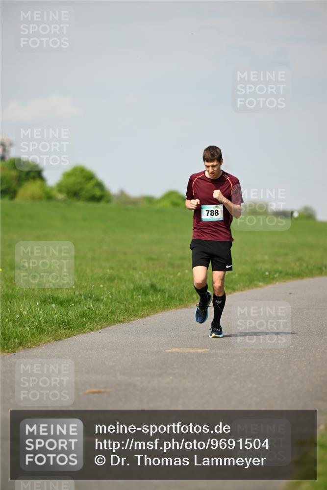 10.05.2026 - 8. Wedeler Halbmarathon Dr. Thomas Lammeyer http://msf.ph/oto/9691504 10.05.2026 11:13:22 Laufen 788 meine-sportfotos.de