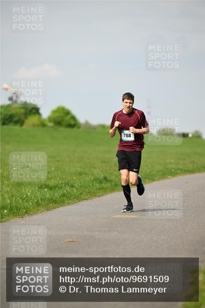 10.05.2026 - 8. Wedeler Halbmarathon Dr. Thomas Lammeyer http://msf.ph/oto/9691509 10.05.2026 11:13:22 Laufen 788 meine-sportfotos.de