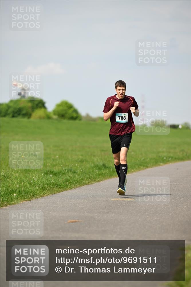 10.05.2026 - 8. Wedeler Halbmarathon Dr. Thomas Lammeyer http://msf.ph/oto/9691511 10.05.2026 11:13:22 Laufen 788 meine-sportfotos.de