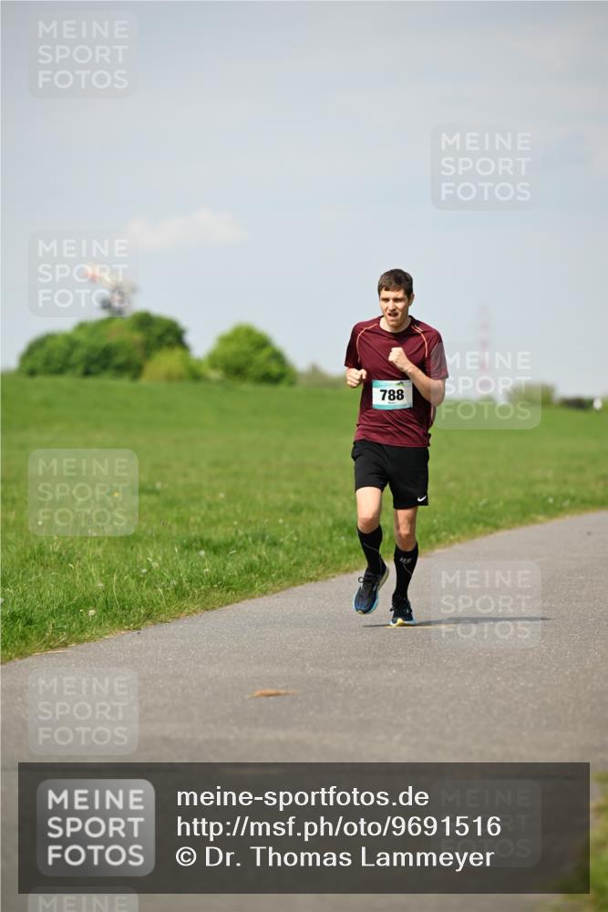 10.05.2026 - 8. Wedeler Halbmarathon Dr. Thomas Lammeyer http://msf.ph/oto/9691516 10.05.2026 11:13:22 Laufen 788 meine-sportfotos.de
