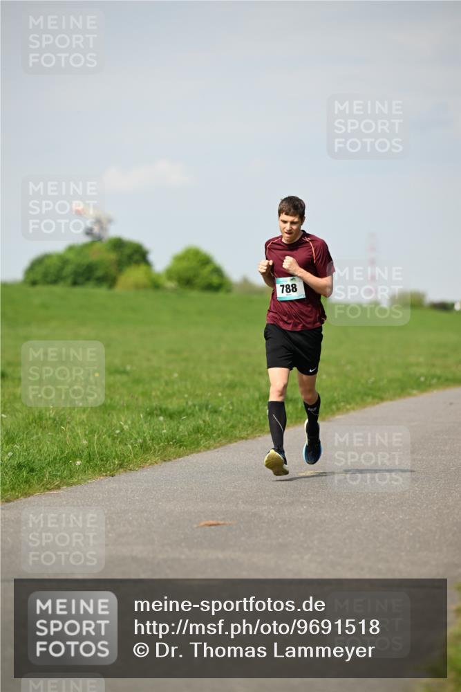 10.05.2026 - 8. Wedeler Halbmarathon Dr. Thomas Lammeyer http://msf.ph/oto/9691518 10.05.2026 11:13:23 Laufen 788 meine-sportfotos.de