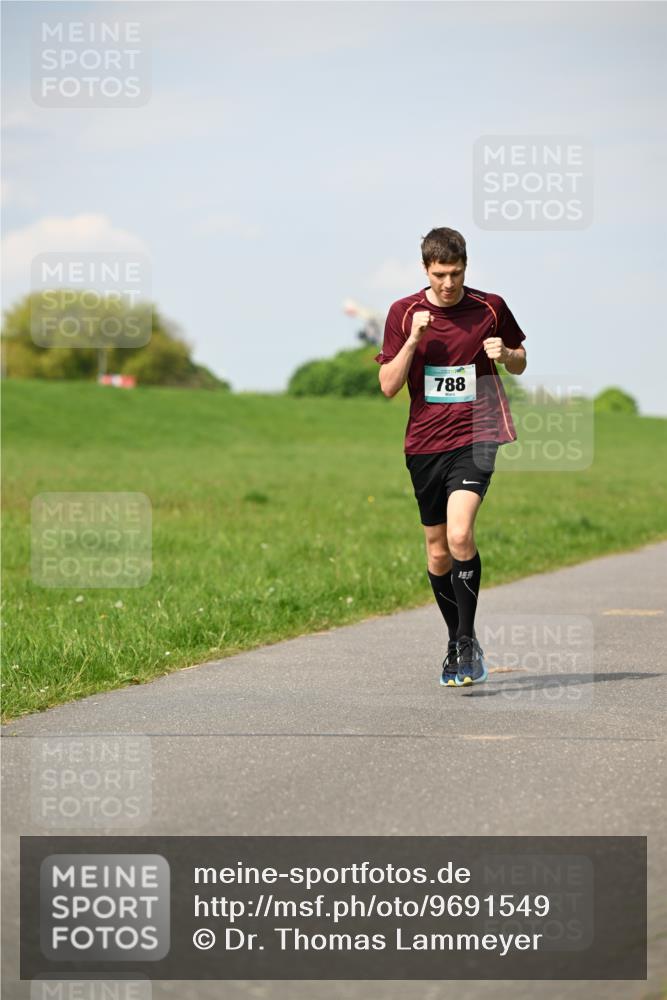 10.05.2026 - 8. Wedeler Halbmarathon Dr. Thomas Lammeyer http://msf.ph/oto/9691549 10.05.2026 11:13:24 Laufen 788 meine-sportfotos.de