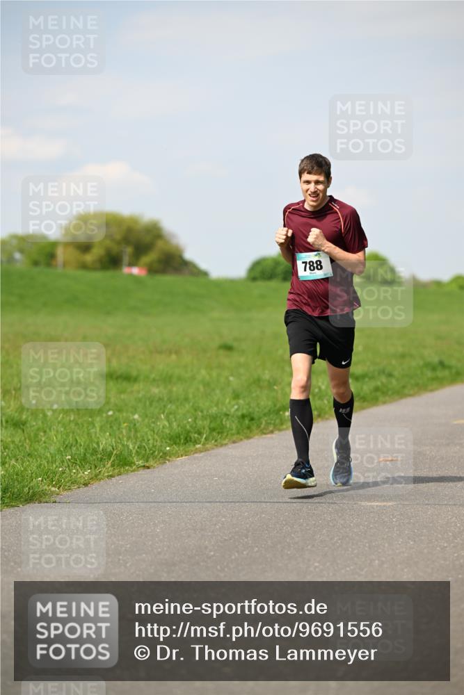 10.05.2026 - 8. Wedeler Halbmarathon Dr. Thomas Lammeyer http://msf.ph/oto/9691556 10.05.2026 11:13:25 Laufen 788 meine-sportfotos.de
