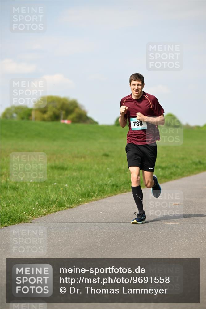 10.05.2026 - 8. Wedeler Halbmarathon Dr. Thomas Lammeyer http://msf.ph/oto/9691558 10.05.2026 11:13:25 Laufen 788 meine-sportfotos.de