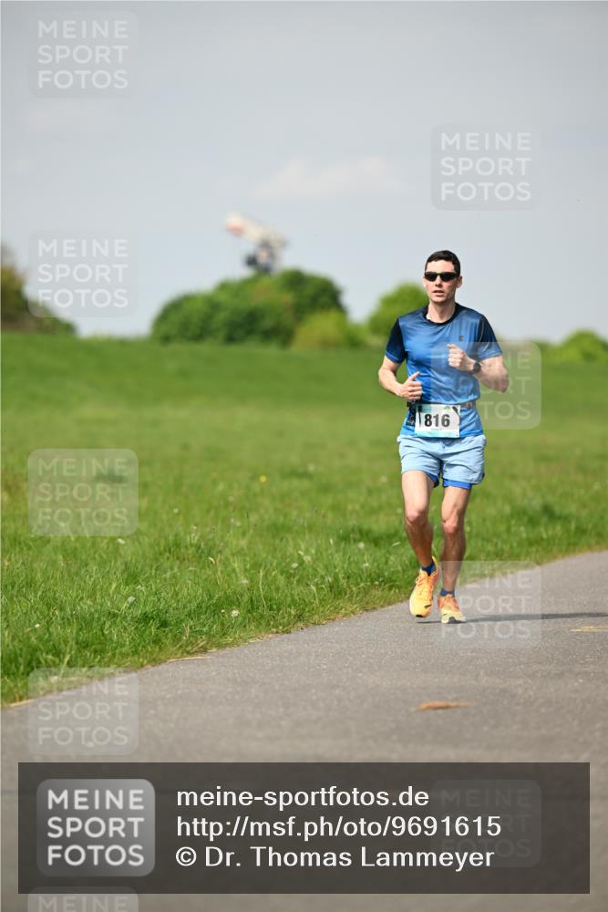 10.05.2026 - 8. Wedeler Halbmarathon Dr. Thomas Lammeyer http://msf.ph/oto/9691615 10.05.2026 11:13:50 Laufen 816 meine-sportfotos.de