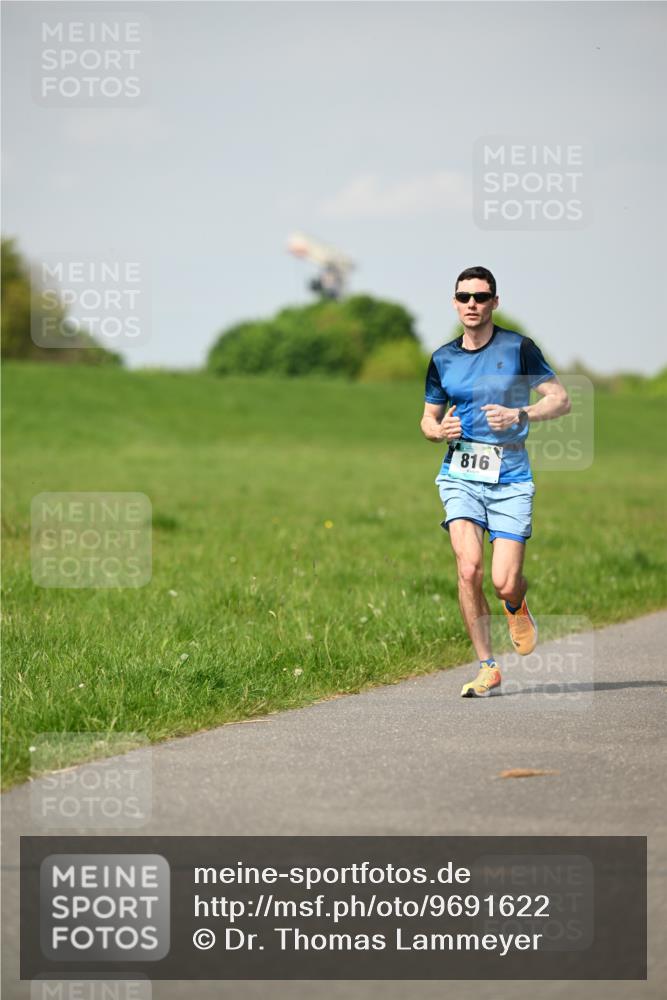 10.05.2026 - 8. Wedeler Halbmarathon Dr. Thomas Lammeyer http://msf.ph/oto/9691622 10.05.2026 11:13:50 Laufen 816 meine-sportfotos.de