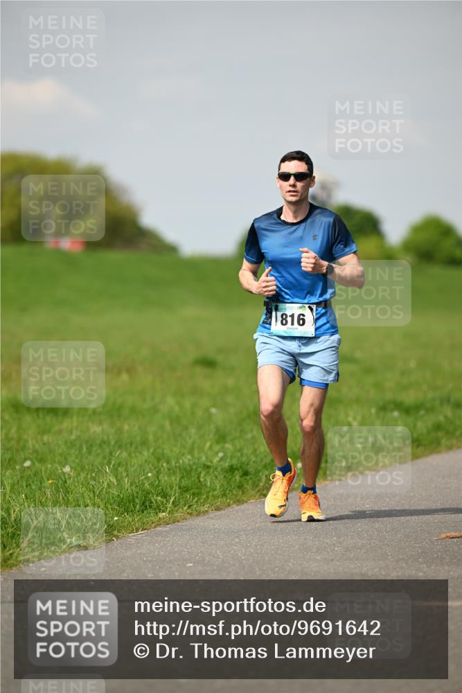 10.05.2026 - 8. Wedeler Halbmarathon Dr. Thomas Lammeyer http://msf.ph/oto/9691642 10.05.2026 11:13:52 Laufen 816 meine-sportfotos.de
