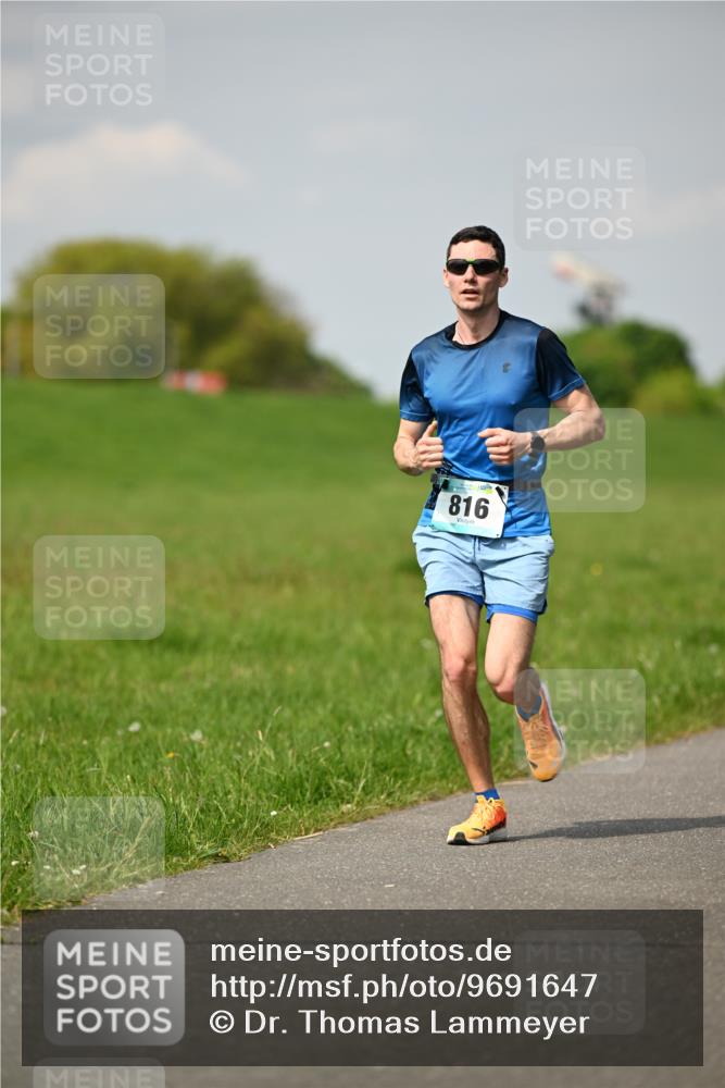 10.05.2026 - 8. Wedeler Halbmarathon Dr. Thomas Lammeyer http://msf.ph/oto/9691647 10.05.2026 11:13:52 Laufen 816 meine-sportfotos.de