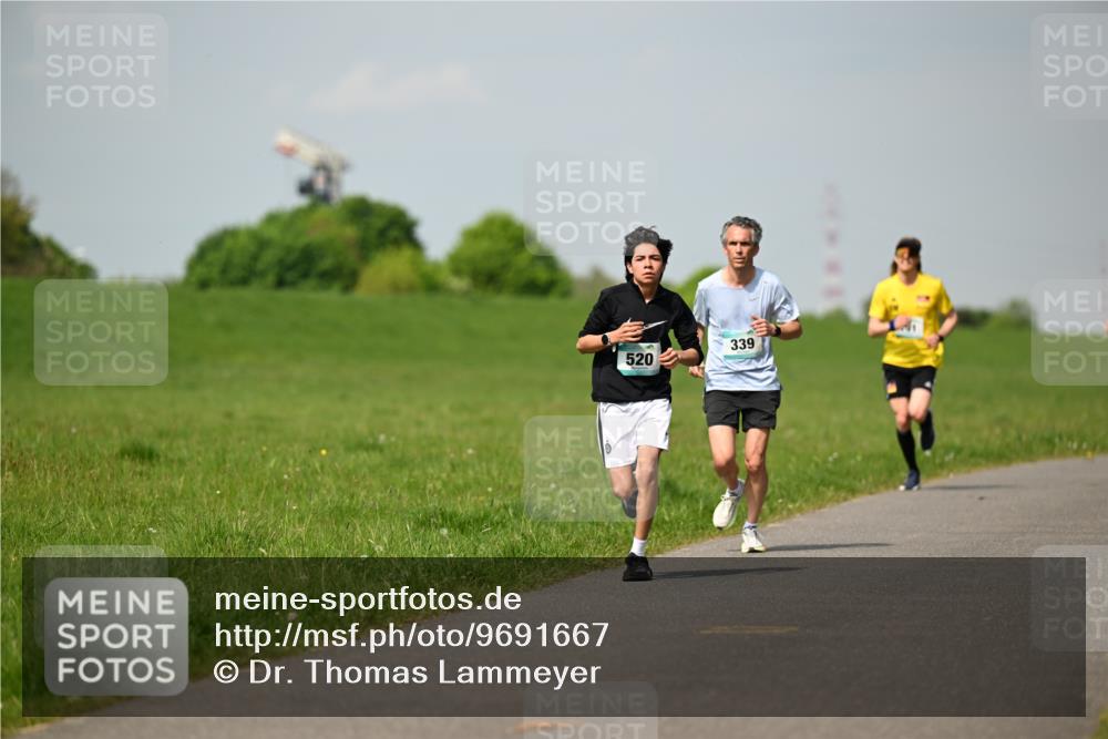 10.05.2026 - 8. Wedeler Halbmarathon Dr. Thomas Lammeyer http://msf.ph/oto/9691667 10.05.2026 11:14:05 Laufen 520, 339 meine-sportfotos.de