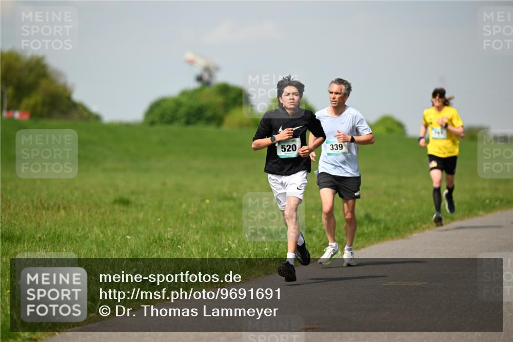 10.05.2026 - 8. Wedeler Halbmarathon Dr. Thomas Lammeyer http://msf.ph/oto/9691691 10.05.2026 11:14:06 Laufen 520, 339 meine-sportfotos.de