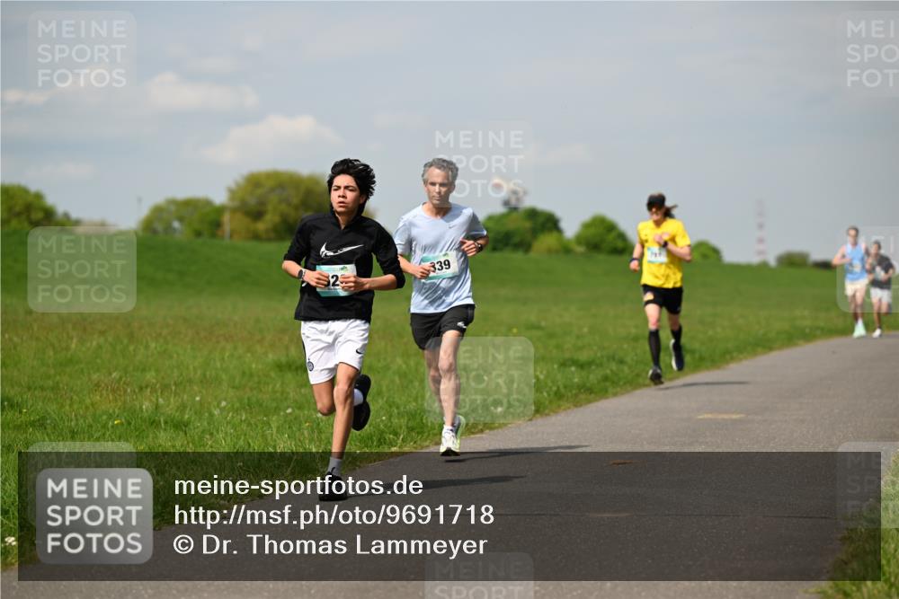 10.05.2026 - 8. Wedeler Halbmarathon Dr. Thomas Lammeyer http://msf.ph/oto/9691718 10.05.2026 11:14:08 Laufen 339 meine-sportfotos.de