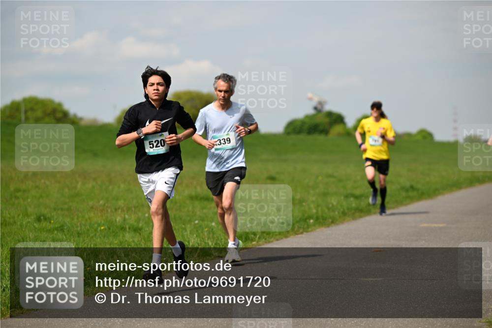 10.05.2026 - 8. Wedeler Halbmarathon Dr. Thomas Lammeyer http://msf.ph/oto/9691720 10.05.2026 11:14:09 Laufen 520, 339 meine-sportfotos.de
